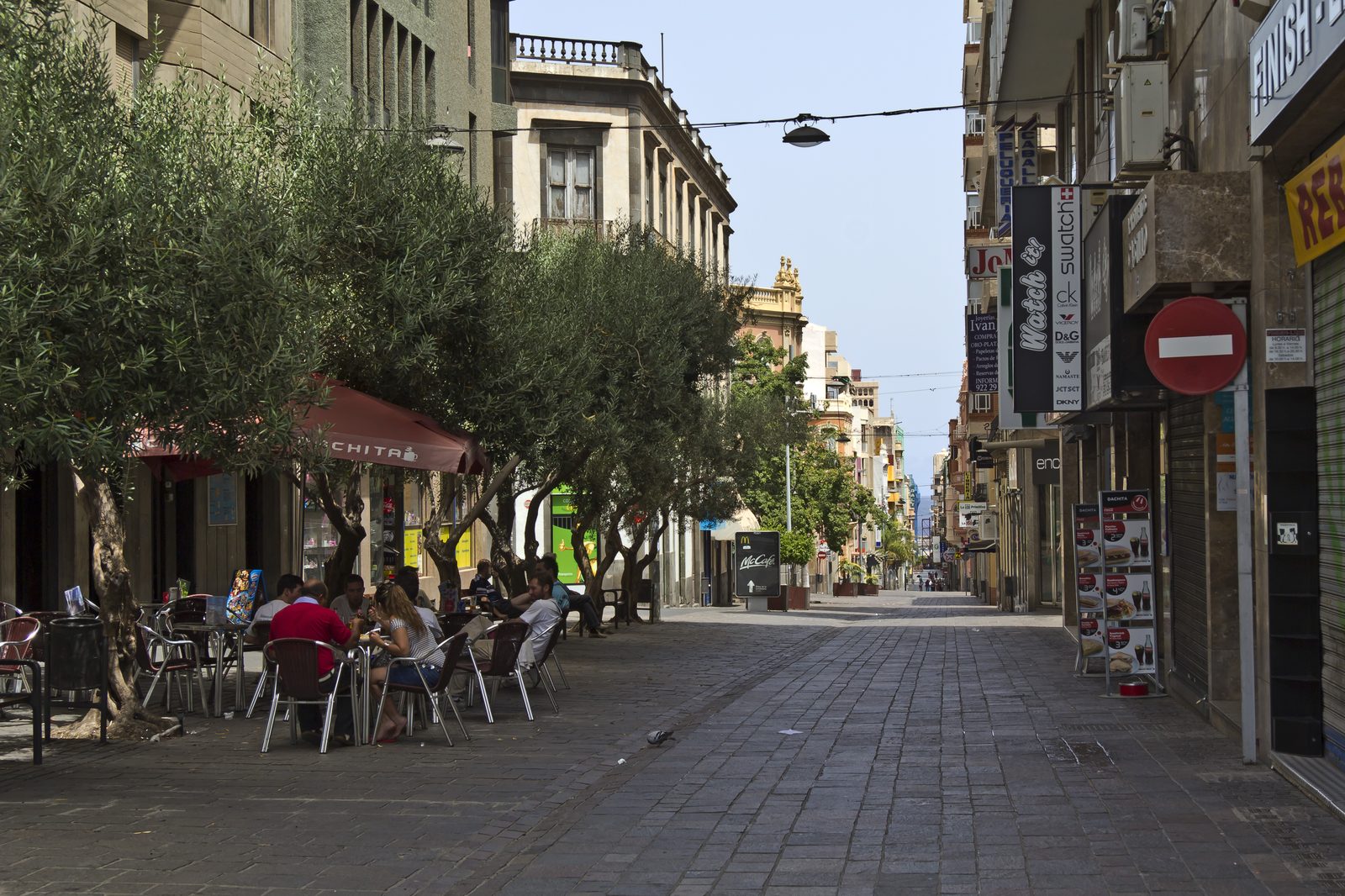 Calle del Castillo con comercios y terraza, Santa Cruz de Tenerife